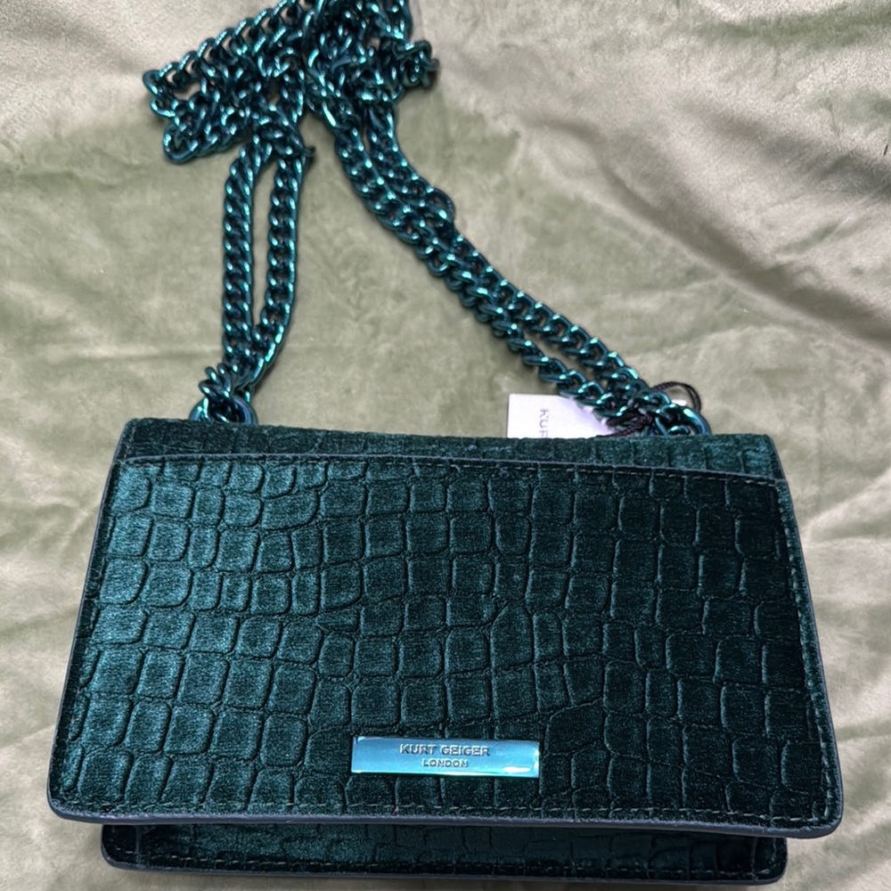 Elegant Green Textured Shoulder Bag - Picture 4 of 11